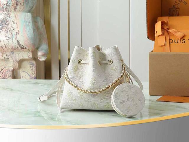 顶级原单 独家实拍 M15114 本款 Bella 手袋出自 Dream 系列 以镂花皮革呈现 Monogram 穿孔图案 再借水彩效果映现细腻色彩对比 可拆卸