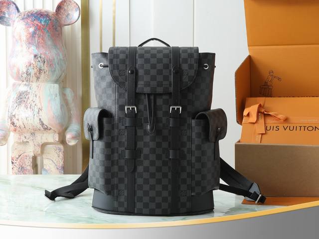 顶原级单 独家实拍 N41379黑格 Christopher 号肩包以 Monogram 帆演布绎出了徒旅步行包粗的犷而朴实精的神。 其式款别致，工和作娱乐使用