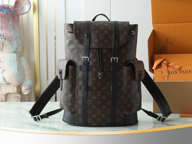 顶级原单 独家实拍 M43735 老花Christopher 小号双肩包以 Monogram 帆布演绎出了徒步旅行包的粗犷而朴实的精神。 其款式别致，工作和娱乐