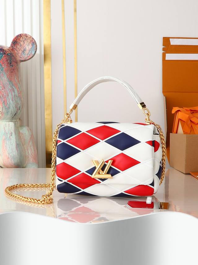 顶级原单 独家实拍 M22891红白蓝 全皮菱格链条包系列 Go-14 Teist 中号手袋 M23045 M22890 本款 Go-14 中号手袋取材华美羊皮 顶级原单 独家实拍 M22891红白蓝 全皮菱格链条包系列 Go-14 Teist 中号手袋 M23045 M22890 本款 Go-14 中号手袋取材华美羊皮