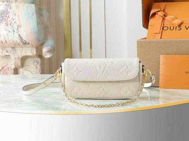 顶级原单 独家实拍 M82210米白色全皮链条包系列 Wallet On Chain Ivy 手袋取材 Monogram 帆布，灵感源自 2000 年代的 Sa
