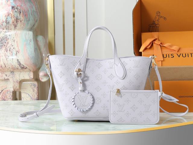 顶级原单 独家实拍 M14395紫色 本款Blossom小号手袋为镂花穿孔牛皮革渲染经典色调，轻松演绎多元造型风尚。金属件和Lv编织装饰彰显考究细节，充裕内里设