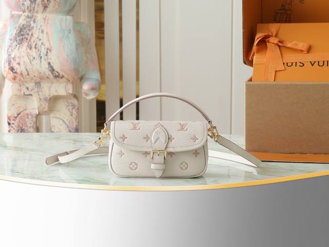 顶级原单 独家实拍 M13642奶油色 全皮迷你法棍包 当季新款 Nano Diane 手袋 本款 Nano Diane 手袋以同色美学重绎经典 Monogra