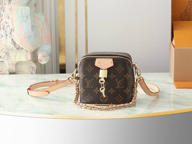 顶级原单 独家实拍 M47096老花 链条包系列 Just In Case 手袋 Just In Case 手袋回溯品牌旅行传承,以Monogram Tsd H 顶级原单 独家实拍 M47096老花 链条包系列 Just In Case 手袋 Just In Case 手袋回溯品牌旅行传承,以Monogram Tsd H