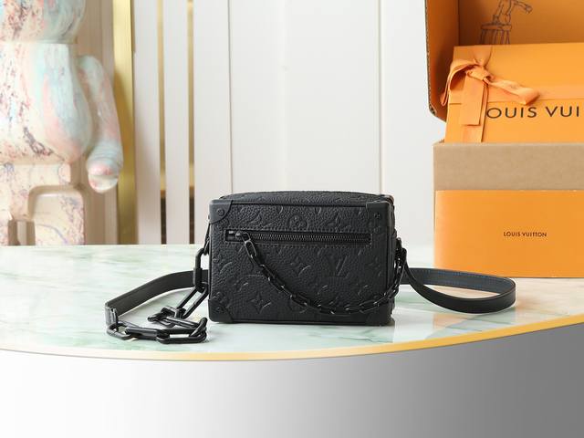 顶级原单 独家实拍 M55702，加强版163芯片 黑色荔枝纹 Mini Soft Trunk 手袋 标志性Monogram印花搭配对比色树脂链带 全皮压花彩链