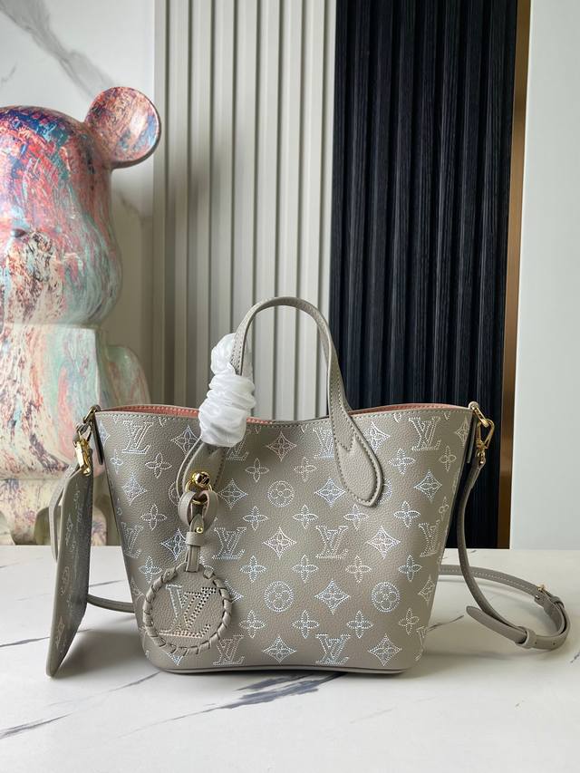 顶级原单 独家实拍 M23758浅灰色 全皮水桶包系列 Blossom 小号托特包 灰色渐变 镂空 出自 Ays Mahina Flight Mode 系列，以