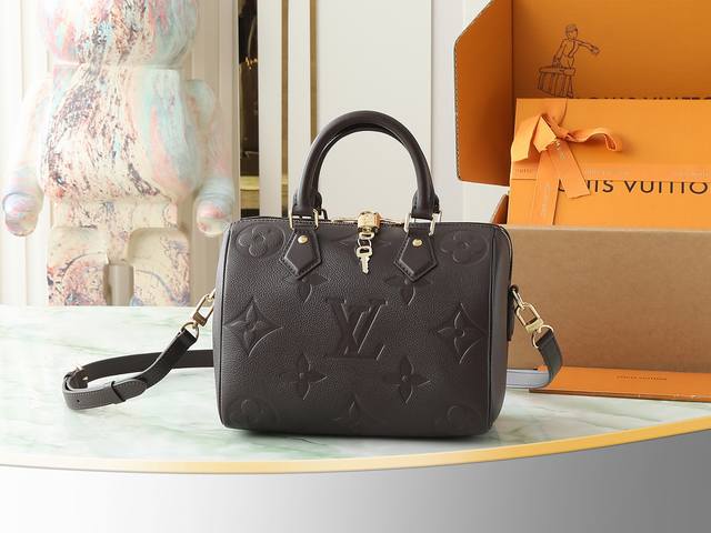 顶级原单 独家实拍 M14043巧克力色 全皮压花Soeedy枕头包 Speedy BandoulièRe 25手袋 M58947巧克力色 这款标志性的Spee 顶级原单 独家实拍 M14043巧克力色 全皮压花Soeedy枕头包 Speedy BandoulièRe 25手袋 M58947巧克力色 这款标志性的Spee