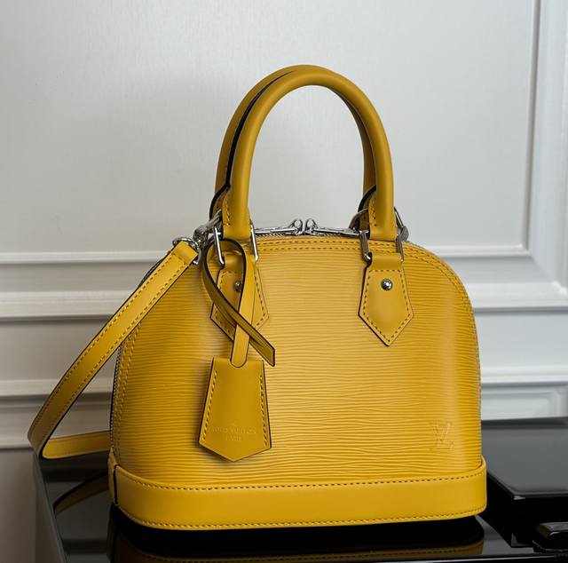 M24645黄色 动态码 顶级原单 专柜同步电子芯片内码出货本款 Alma Bb 手袋溯源 1934 年的装饰艺术格调,以深染 Epi 纹理牛皮革塑造别致构型。 M24645黄色 动态码 顶级原单 专柜同步电子芯片内码出货本款 Alma Bb 手袋溯源 1934 年的装饰艺术格调,以深染 Epi 纹理牛皮革塑造别致构型。