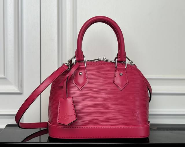 M24645 玫红色 动态码 顶级原单 专柜同步电子芯片内码出货本款 Alma Bb 手袋溯源 1934 年的装饰艺术格调，以深染 Epi 纹理牛皮革塑造别致构
