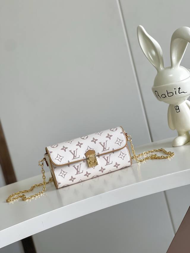 海原外单 独实家拍 M26583白花 本款 Pochette Camille 手袋取材 Monogram Dune帆布,致意路易威登 2000 春夏时装秀问世的 海原外单 独实家拍 M26583白花 本款 Pochette Camille 手袋取材 Monogram Dune帆布,致意路易威登 2000 春夏时装秀问世的