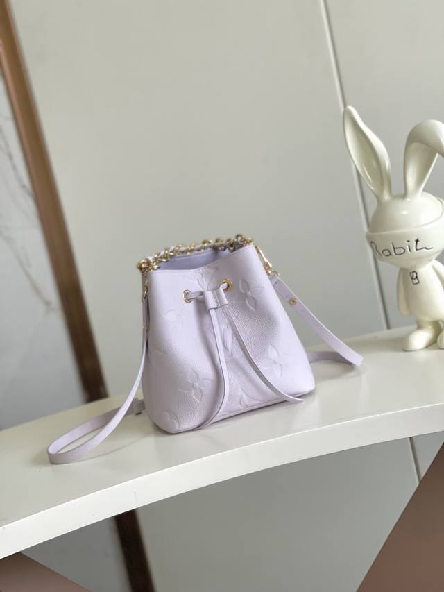 海原外单 独实家拍 NéOnoé Bb 手袋 M25675 紫色 本款 NéOnoé Bb 手袋以清雅风姿加入 Dream 系列,为 Monogram Empr 海原外单 独实家拍 NéOnoé Bb 手袋 M25675 紫色 本款 NéOnoé Bb 手袋以清雅风姿加入 Dream 系列,为 Monogram Empr