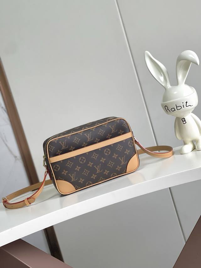 海原外单 独实家拍 M51274大号 Vintage中古相机包，斜挎包，男女通用，经典的Monogram 帆布配以黄皮饰边，沉稳不失大气，一个外侧开口袋，内里含