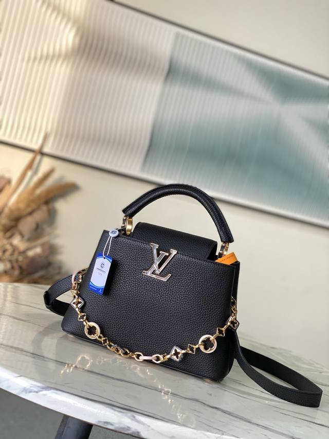 特级原厂皮 M14970 小号 本款Capucines小号手袋出自Harmony系列，以装饰性链条探索Monogram花卉的灵感启发。Taurillon牛皮革塑