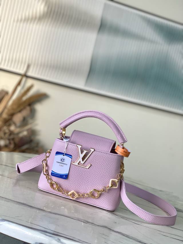 特级原厂皮 M14972 迷你 本款Capucines迷你 手袋出自Harmony系列，以装饰性链条探索Monogram花卉的灵感启发。Taurillon牛皮革