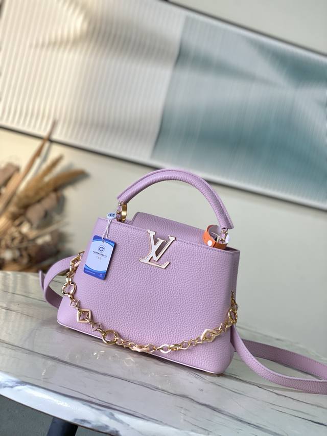 特级原厂皮 M14972 小号 本款Capucines小号手袋出自Harmony系列，以装饰性链条探索Monogram花卉的灵感启发。Taurillon牛皮革塑