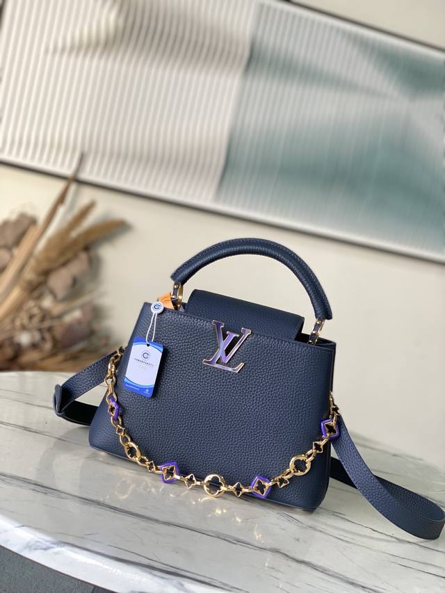 特级原厂皮 M14971 小号 本款Capucines小号手袋出自Harmony系列，以装饰性链条探索Monogram花卉的灵感启发。Taurillon牛皮革塑