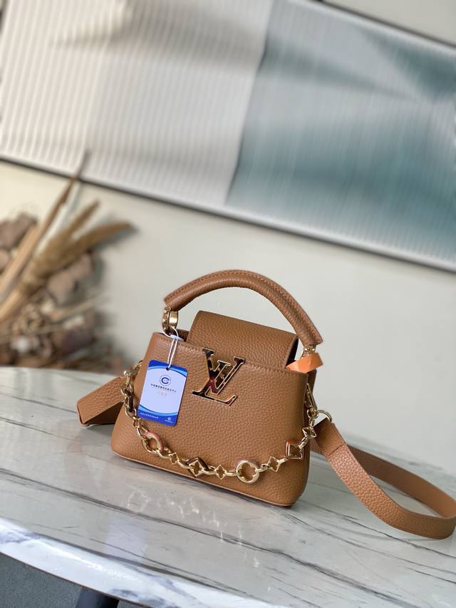 特级原厂皮 M14381 迷你 本款Capucines迷你 手袋出自Harmony系列，以装饰性链条探索Monogram花卉的灵感启发。Taurillon牛皮革