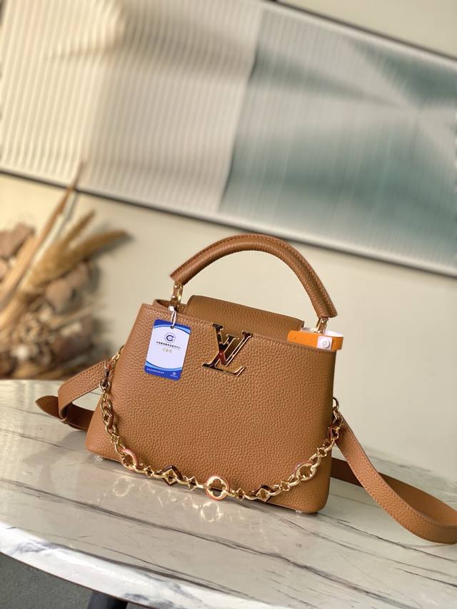 特级原厂皮 M14381 小号 本款Capucines小号手袋出自Harmony系列，以装饰性链条探索Monogram花卉的灵感启发。Taurillon牛皮革塑