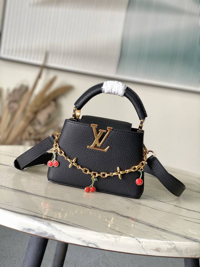 特级原厂皮 M13714 迷你 本款Capucines 迷你 手袋出自路易威登X村上隆复刻系列，以灵动风姿彰显品牌精湛匠艺。亮泽金属件和珐琅Lv字母为Tauri