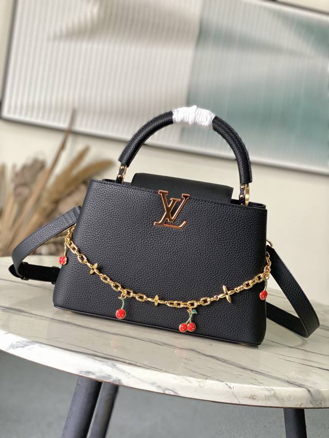 特级原厂皮 M13714 中号 本款Capucines中号手袋出自路易威登X村上隆复刻系列，以灵动风姿彰显品牌精湛匠艺。亮泽金属件和珐琅Lv字母为Taurill