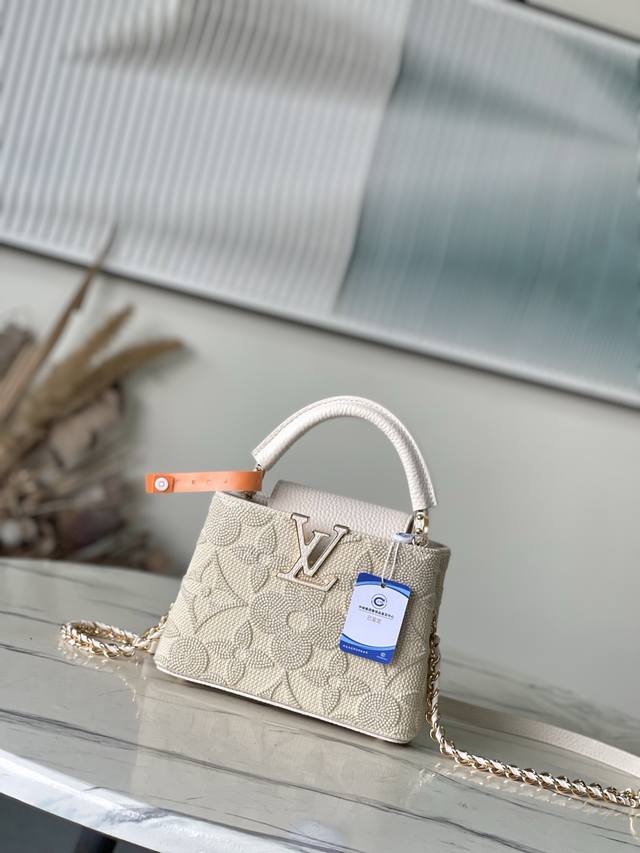 特级原厂皮 M14389 迷你 这款时尚的Cacines属于“花园动画”系列，灵感源自新艺术风格的图案。它采用棉质帆布制成，精心绣有标志性的Monogram F