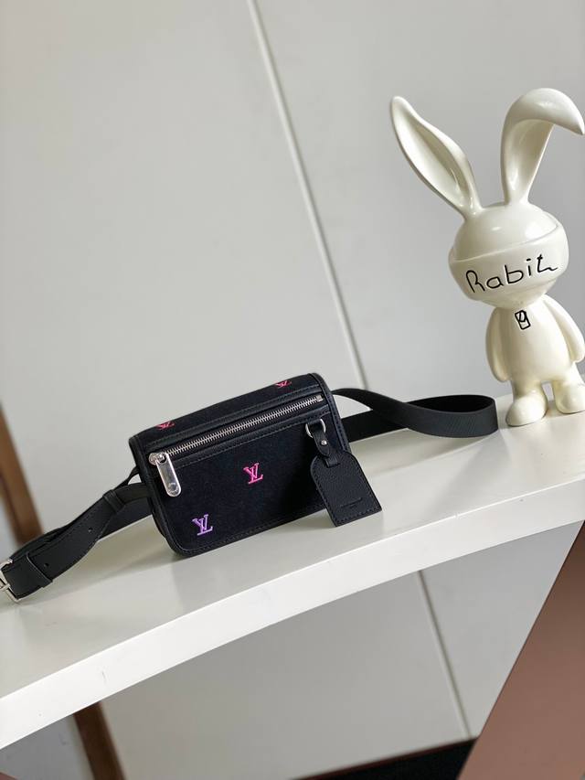 海原外单 独实家拍 M13963黑色 半钢163芯片 最新款 Bosphore 迷你手袋得名于品牌 2000 年代的复古 Bosphore 系列，以简洁线条和紧