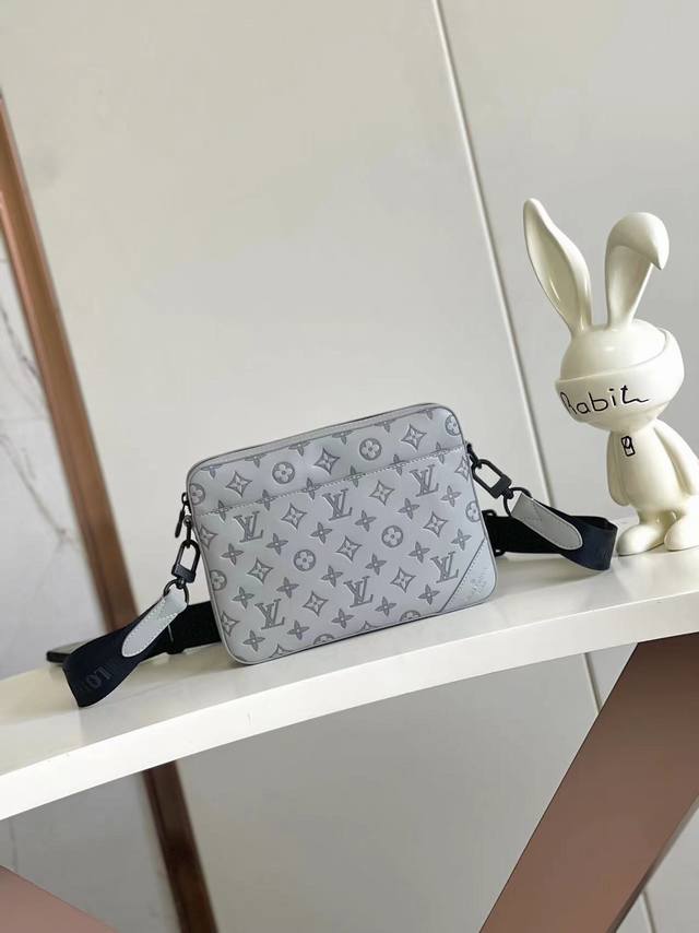 海原外单 独实家拍 M69827黑色 45730蓝色 46104灰色 全皮 Sprinter 信使包Sprinter 信使包以 Monogram 压纹图案巧衬