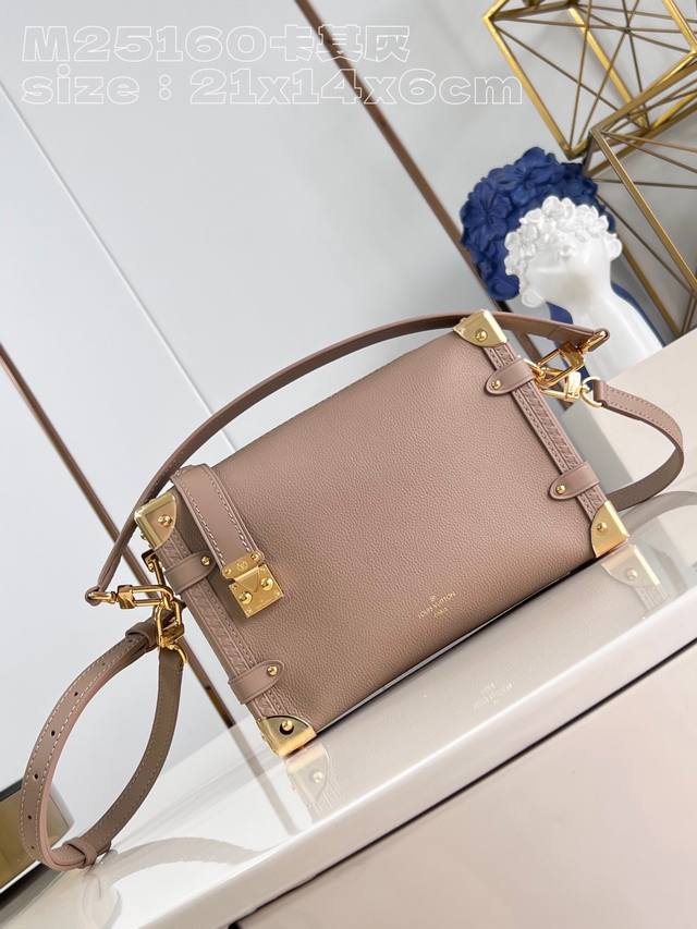 顶级原单 独家实拍 M25160卡其灰 创意总监 Nicolas GhesquièRe 以本款雅致 Side Trunk 中号手袋致意品牌传统硬箱。粒面牛皮革包