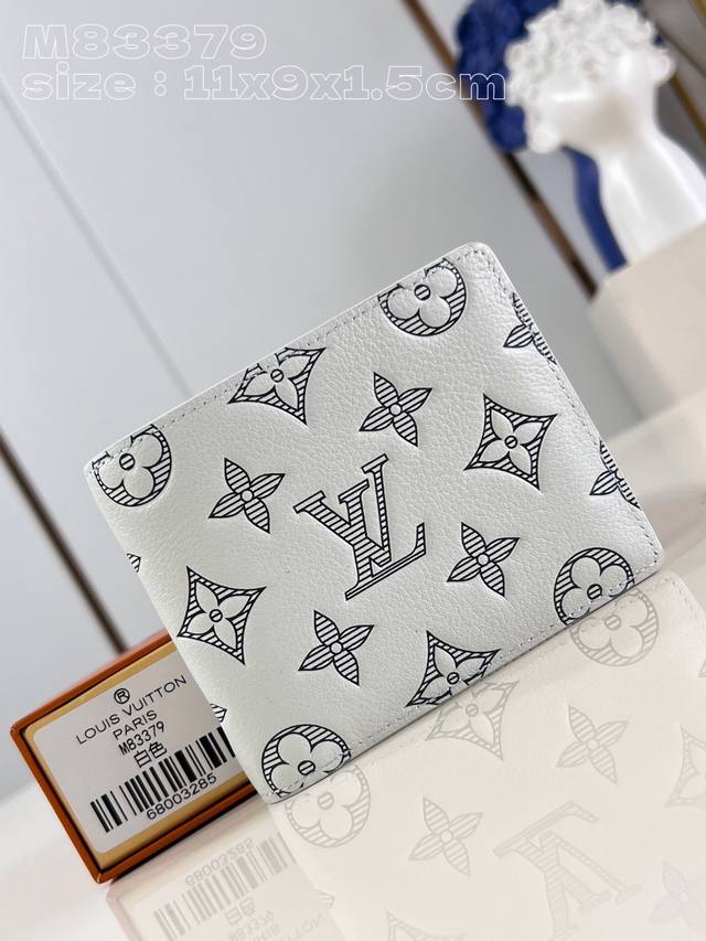 顶级原单 独家实拍 M83379 本款 Multiple 钱夹取材柔软 Monogram Shadow 牛皮革，以 Monogram 压纹展露摩登风尚。紧凑构型