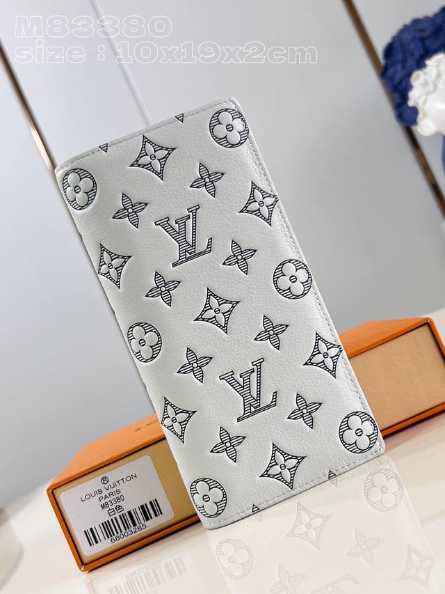 顶级原单 独家实拍 M83380 本款 Brazza 钱夹以 Monogram Shadow 皮革舒展硬朗气息。舒柔牛皮革压印路易威登标志性 Monogram 顶级原单 独家实拍 M83380 本款 Brazza 钱夹以 Monogram Shadow 皮革舒展硬朗气息。舒柔牛皮革压印路易威登标志性 Monogram