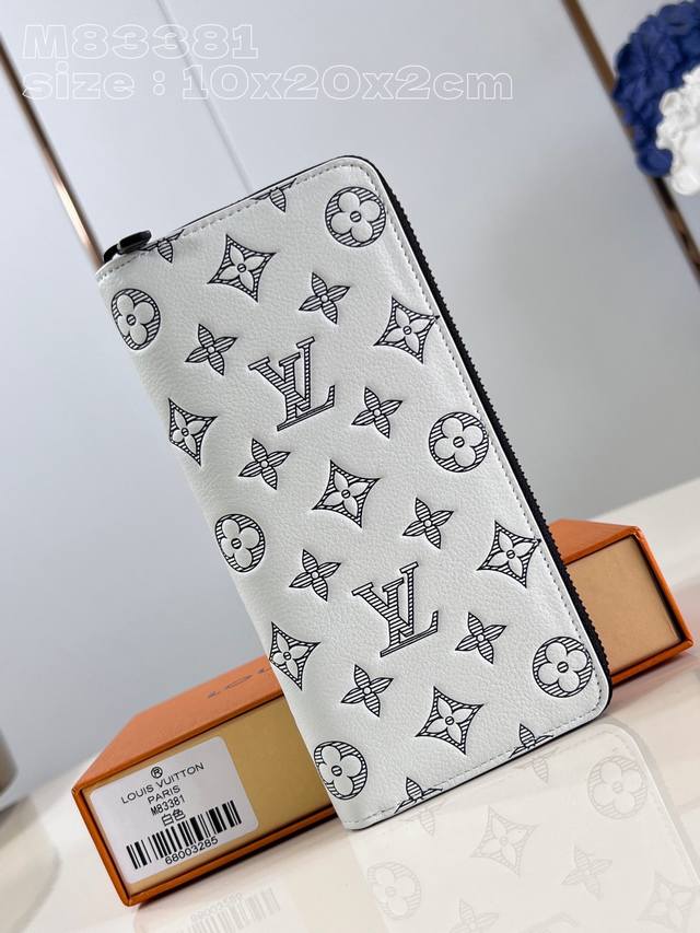 顶级原单 独家实拍 M83381 本款 Zippy Vertical 钱夹取材 Monogram Shadow 压纹印花牛皮革,令全包式拉链构型流露摩登气息。多 顶级原单 独家实拍 M83381 本款 Zippy Vertical 钱夹取材 Monogram Shadow 压纹印花牛皮革,令全包式拉链构型流露摩登气息。多