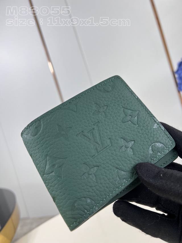 顶级原单 独家实拍 M83055绿 本款 Multiple 钱夹在全粒面 Taurillon 皮革表面描绘经典 Monogram 压纹,塑造紧凑构型和简明线条。 顶级原单 独家实拍 M83055绿 本款 Multiple 钱夹在全粒面 Taurillon 皮革表面描绘经典 Monogram 压纹,塑造紧凑构型和简明线条。