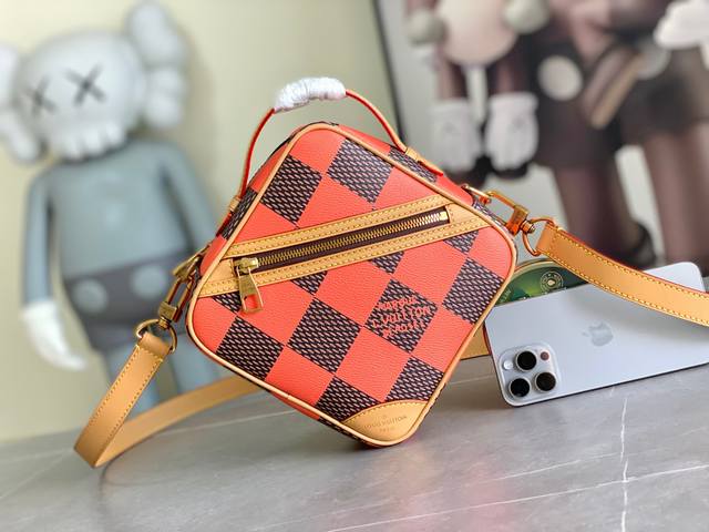 顶级原单 N40548橙色 N40561红色 N40547蓝色 N40563绿色 N40562黄色 Lv方包 Louis Vuitton 春夏男士系列广告特辑