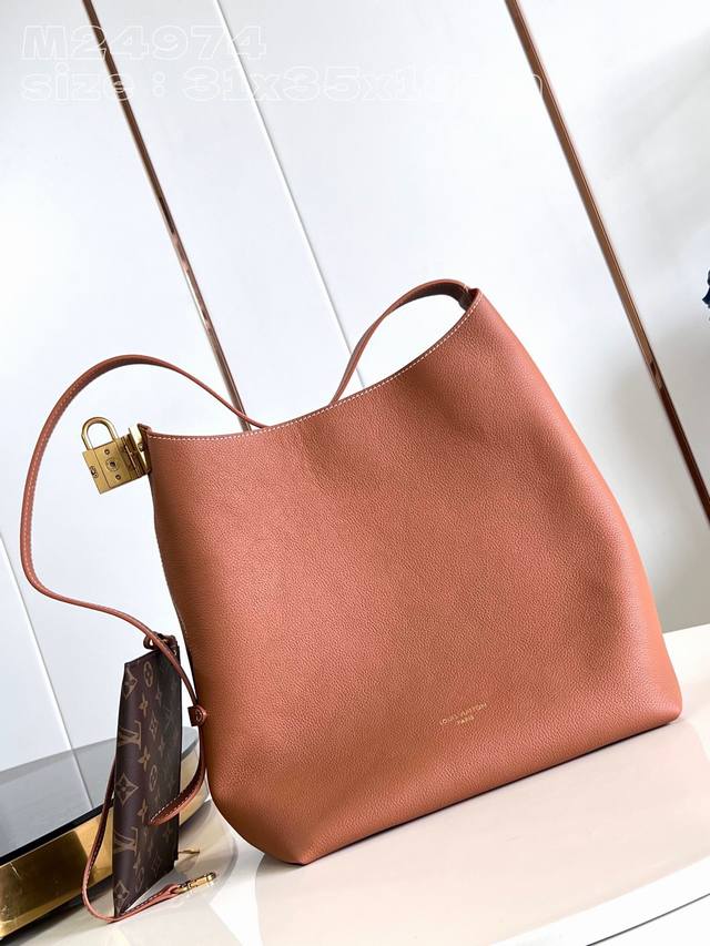 顶级原单 独家实拍 M24974棕 本款 Low Key Hobo 中号手袋以柔软牛皮革勾勒简雅线条,搭配绒面内衬释放潮流气息,尽显品牌精湛匠艺。可调节肩带点缀 顶级原单 独家实拍 M24974棕 本款 Low Key Hobo 中号手袋以柔软牛皮革勾勒简雅线条,搭配绒面内衬释放潮流气息,尽显品牌精湛匠艺。可调节肩带点缀