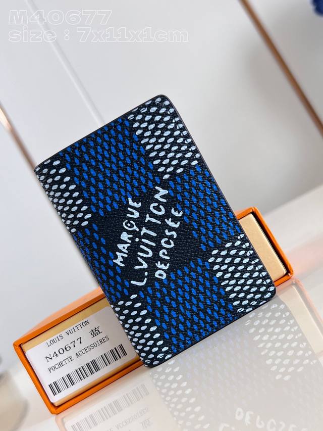顶级原单 独家实拍 M40677蓝 這款袋裝萬用口袋钱夹以Damier Heritage帆布製作，特大棋盤圖案的中央綴有品牌的 Marque L.Vuitton