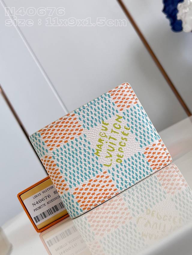 顶级原单 独家实拍 N40676绿 Pharrell Williams的Damier Heritage塗層帆布令這款型格的Multiple錢包更顯迷人。設計師重