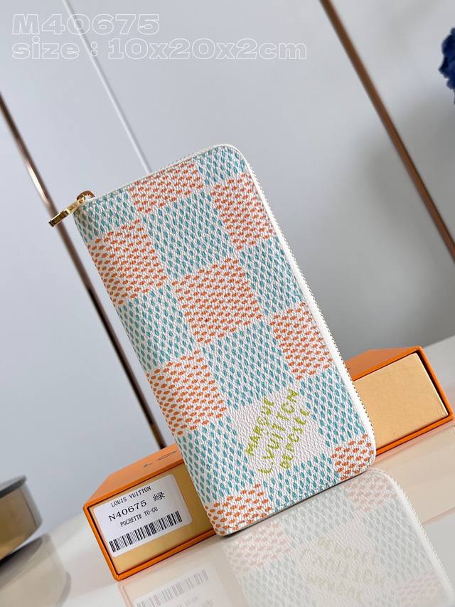 顶级原单 独家实拍 M40675绿 這款竖款Zippy钱夹以Damier Heritage帆布製作，特大棋盤圖案的中央綴有品牌的 Marque L.Vuitto