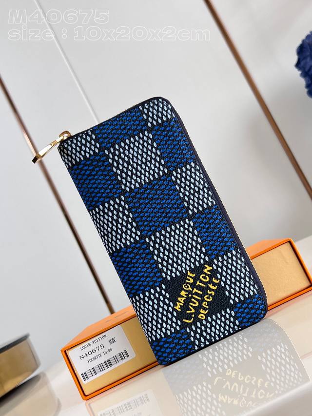 顶级原单 独家实拍 M40675蓝 這款竖款Zippy钱夹以Damier Heritage帆布製作,特大棋盤圖案的中央綴有品牌的 Marque L.Vuitto 顶级原单 独家实拍 M40675蓝 這款竖款Zippy钱夹以Damier Heritage帆布製作,特大棋盤圖案的中央綴有品牌的 Marque L.Vuitto