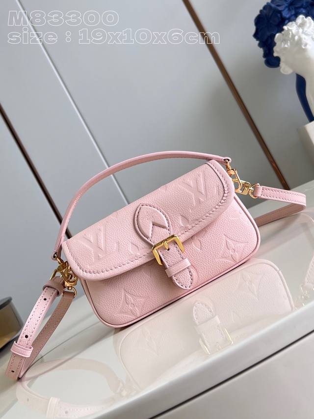 顶级原单 独家实拍 M83300粉压花 M83566 本款 Nano Diane 手袋以 Monogram Empreinte 皮革浓缩 Diane 手袋的经典