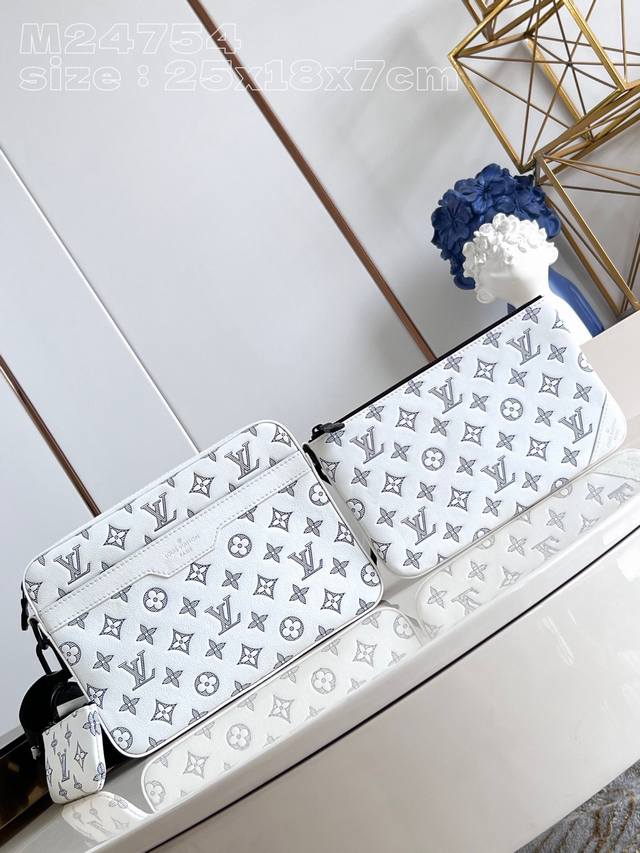 顶级原单 独家实拍 M24754白 本款 Trio 邮差包取材 Monogram Shadow 牛皮革，先后采用压印和印花工艺描绘 Monogram 图案，以哑