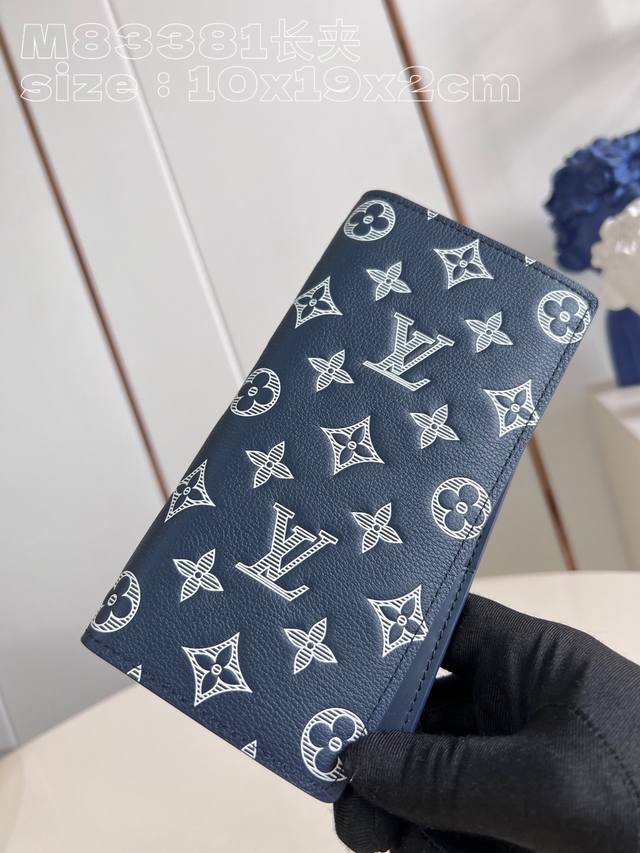 顶级原单 独家实拍 M83381蓝 西装夹 本款 Brazza 钱夹以 Monogram Shadow 皮革舒展硬朗气息。舒柔牛皮革压印路易威登标志性 Mono