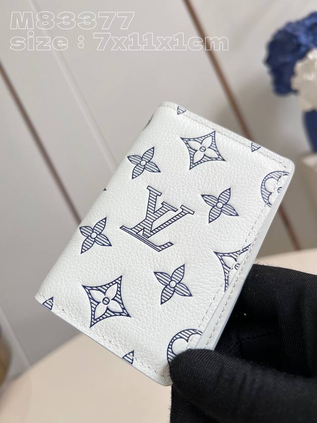 顶级原单 独家实拍 M83377白 本款口袋钱夹以柔软 Monogram Shadow 牛皮革成就紧凑构型,设有卡片夹层、内袋和外袋,可轻松置于多数口袋。7.5 顶级原单 独家实拍 M83377白 本款口袋钱夹以柔软 Monogram Shadow 牛皮革成就紧凑构型,设有卡片夹层、内袋和外袋,可轻松置于多数口袋。7.5