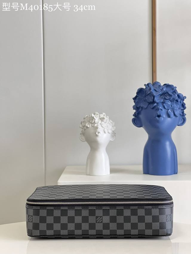 顶级原单 独家实拍M40185黑格大号 使用 Packing Cube 大号手袋收纳衬衫、毛衣、半身裙与裤装，让手提箱空间井然有序，亦可在抵达目的地之后将行李存