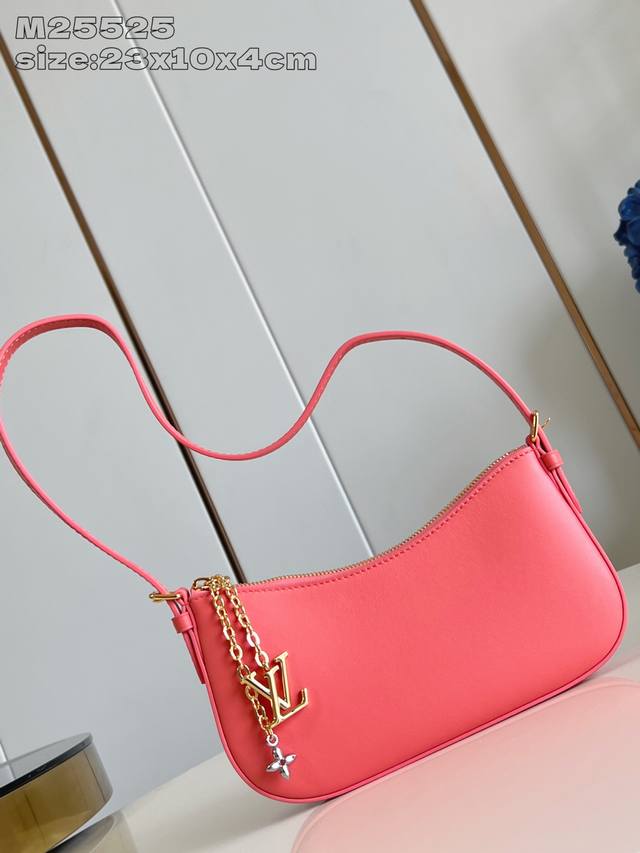 顶级原单 独家实拍 M25525玫红 本款 Pochette Lv Bloom 手袋出自路易威登 Lv Bloom 系列，以牛皮革裁出时髦且实用的构型。灵感源自