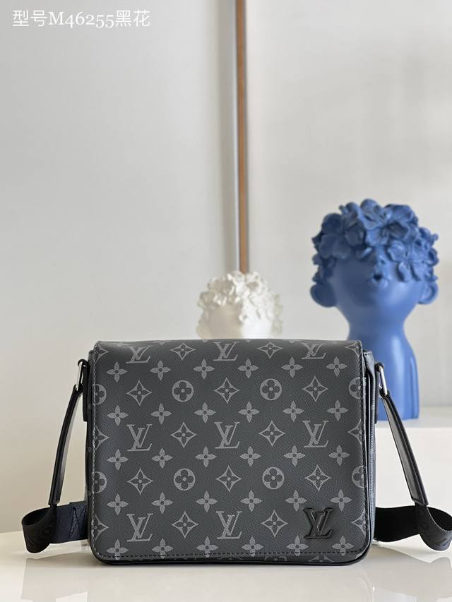 顶级原单 独家实拍M46255黑花 新款 District 小号邮差包延续雅致细节、轻盈质感和充裕空间，成就日常生活中功能与潮流的兼备之选。详细特征25 X 2
