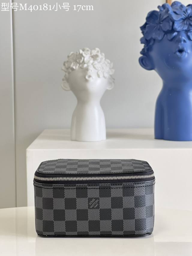 顶级原单 独家实拍M40181黑格小号 使用 Packing Cube 小号手袋收纳衬衫、毛衣、半身裙与裤装,让手提箱空间井然有序,亦可在抵达目的地之后将行李存 顶级原单 独家实拍M40181黑格小号 使用 Packing Cube 小号手袋收纳衬衫、毛衣、半身裙与裤装,让手提箱空间井然有序,亦可在抵达目的地之后将行李存