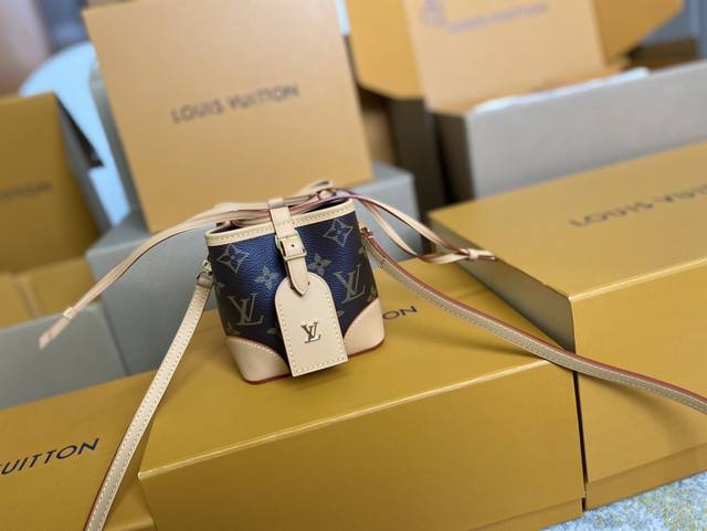 顶级原单 M57099 Noé Purse 手袋亮相于 秋冬时装秀，以袖珍构型重塑经典 Noé 手袋。由 Monogram 帆布制成，点缀皮革细节，包括行李牌和