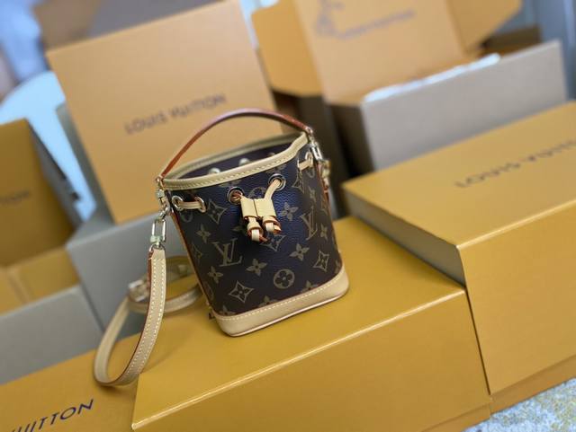 顶级原单 M81266 本款 Nano Noé 手袋浓缩 1932 年 Noé 手袋的经典构型，以 Monogram 帆布和牛皮革饰边融合传统设计和当代功能。充