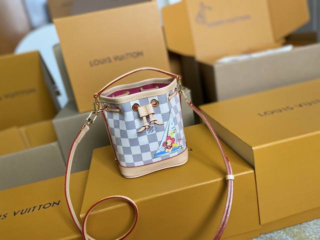 顶级原单 N40511 白格本款 Nano Noé 手袋浓缩 Noé 手袋的经典构型，为 Damier Azur 涂层帆布描绘品牌吉祥物 Vivienne 乘风