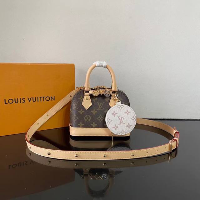 顶级货 163芯片C1 新款 Alma Mini Lv&I K00015 老花配皮肩带 Lv&I系列推出了这款可定制的套件，以独家迷你尺寸的标志性Alma为特色